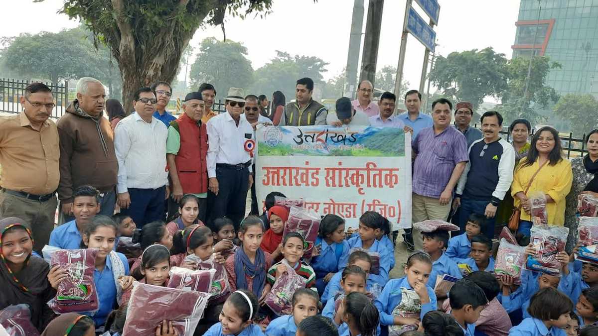 उत्तराखंड सांस्कृतिक समिति ने जरूरतमंद बच्चों को बांटे श्वेटर